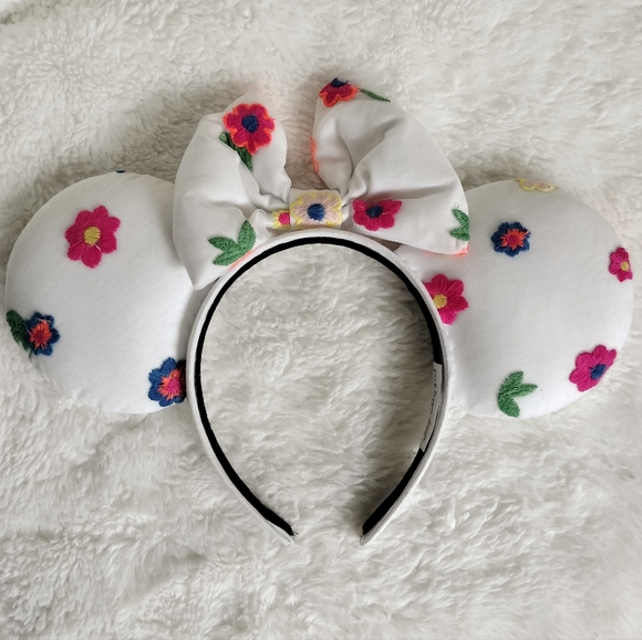 ✨SOLD✨Embroidered Flower Mouse Ears - Picture 6 of 10